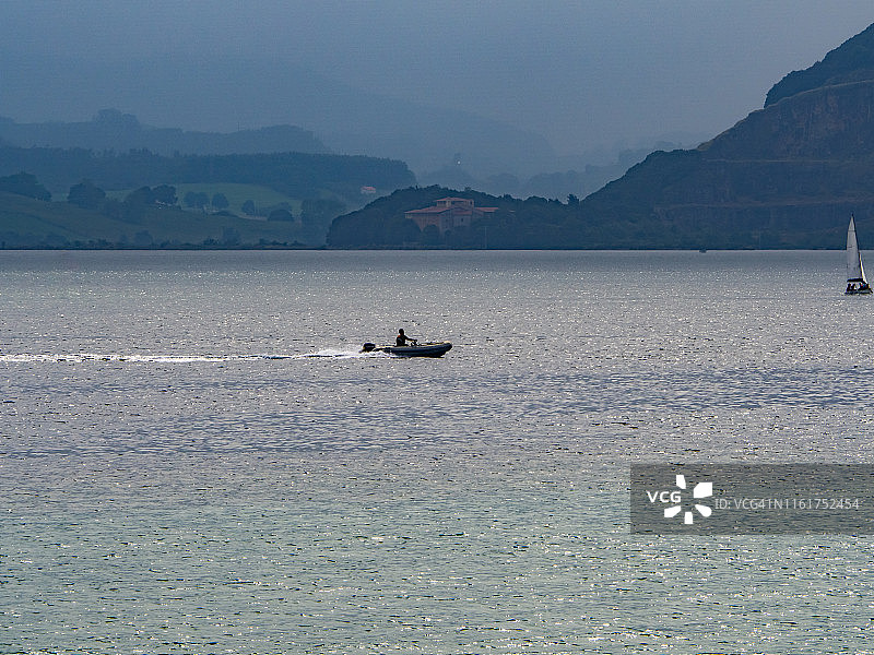 西班牙坎塔布里亚沿海景观：拉雷多和桑托尼亚之间航行的船只图片素材