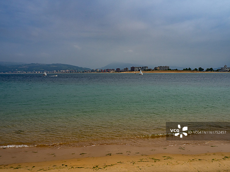 西班牙坎塔布里亚沿海景观：拉雷多和桑托尼亚之间航行的船只图片素材