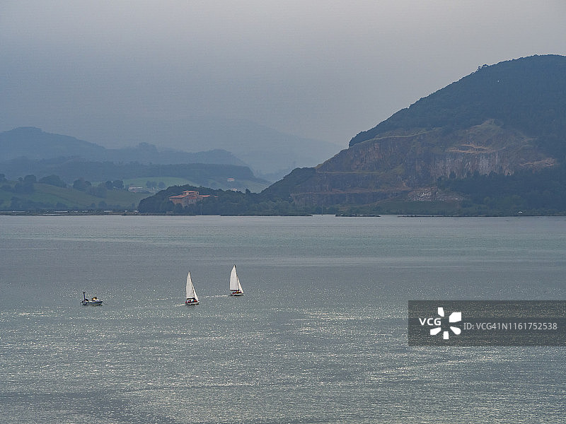 西班牙坎塔布里亚沿海景观：拉雷多和桑托尼亚之间航行的船只图片素材