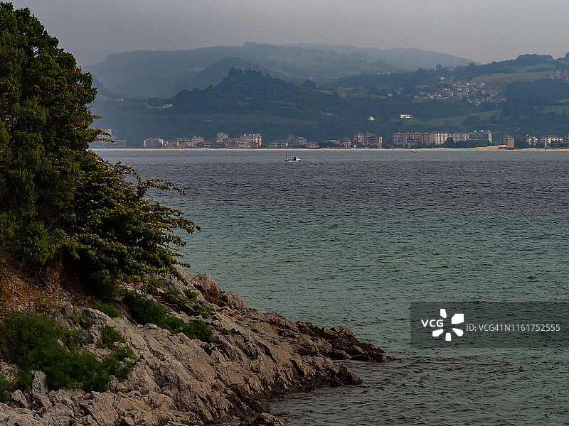 西班牙坎塔布里亚沿海景观：拉雷多和桑托尼亚之间航行的船只图片素材
