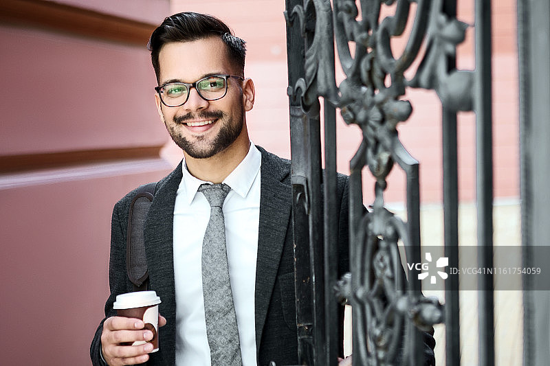 早上出门看向摄像头的商人图片素材