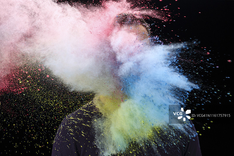 向男人身上撒彩色粉末图片素材