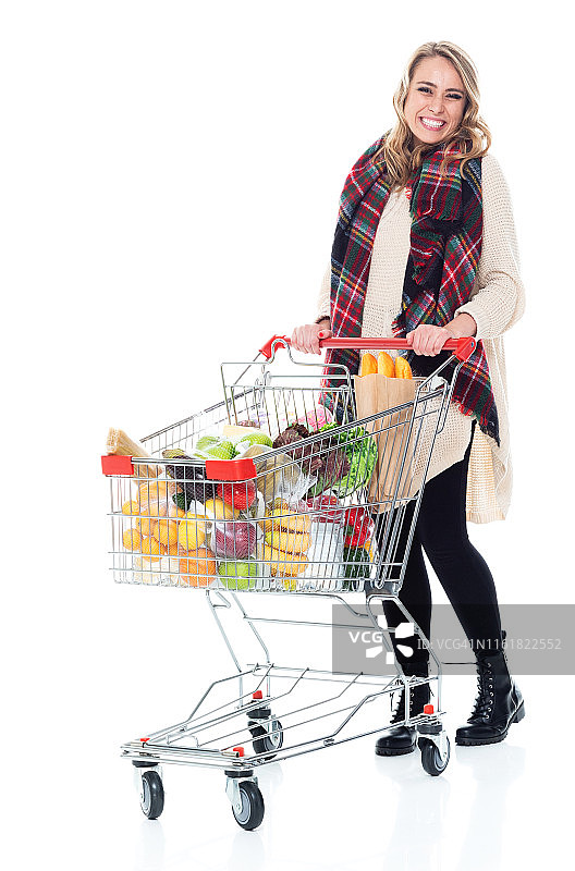 推着装满食物购物车的漂亮女人图片素材