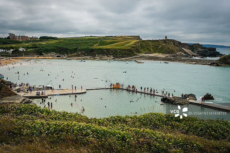 人们在英国北康沃尔郡Summerleaze海滩的Bude海池享受夏季海滩假期图片素材