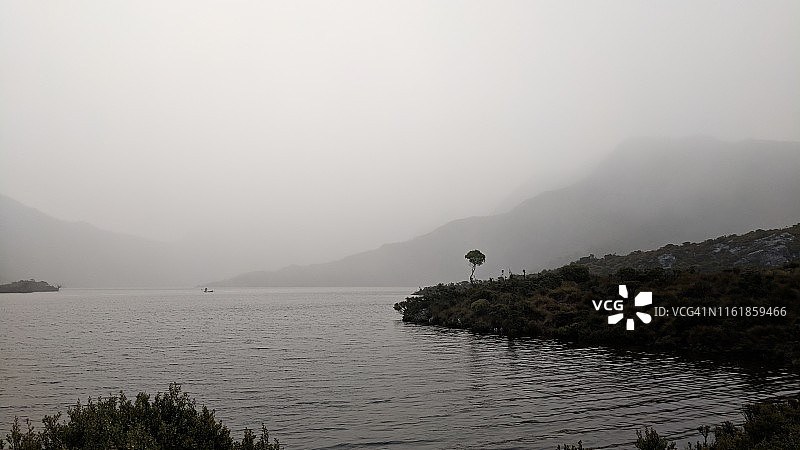 雾气笼罩的湖景图片素材