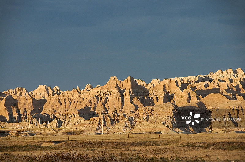 荒地国家公园 - 日落时分，荒地像墙一样耸立图片素材