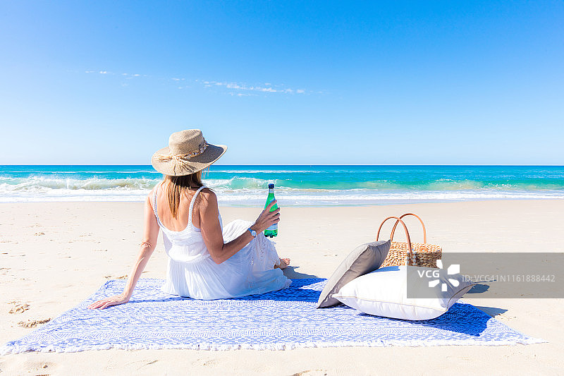 女孩在海滩上享受野餐图片素材