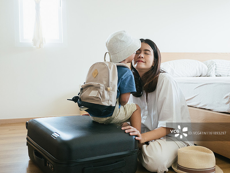 一家人准备旅行图片素材