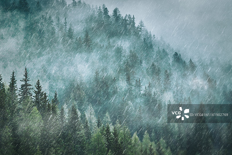 山间暴雨图片素材