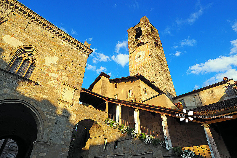 清晨光线下的贝尔加莫老广场图片素材