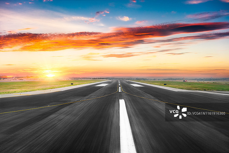 日落天空下的机场跑道图片素材