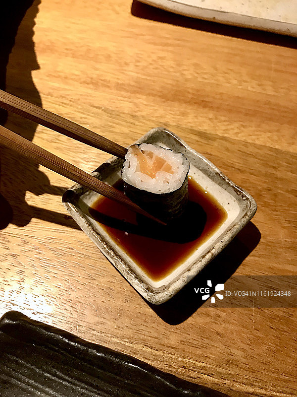 盘中的寿司卷图片素材