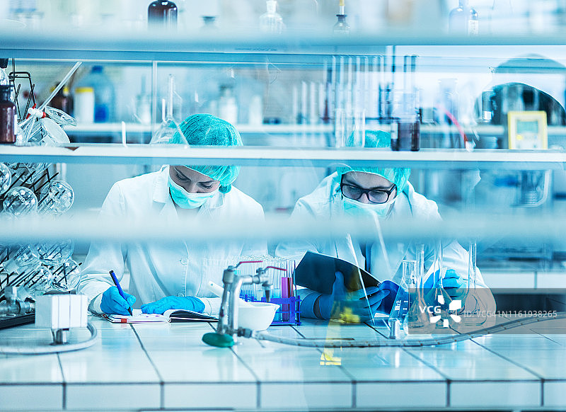 两位科学家在实验室分析医疗数据图片素材