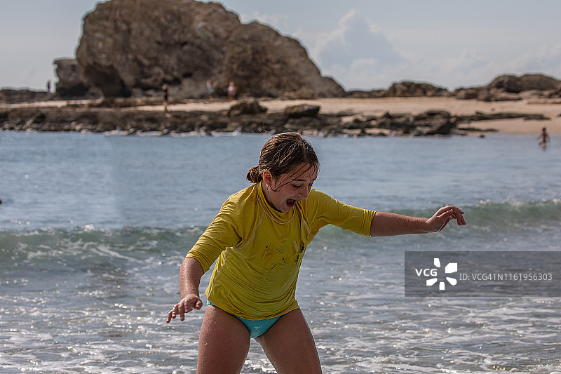 在海滩上欢笑的年轻女孩图片素材