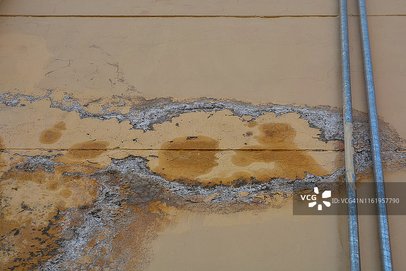 住宅楼质量差的管道泄漏并损坏外墙涂料，需要通过房屋保险进行维修/服务图片素材