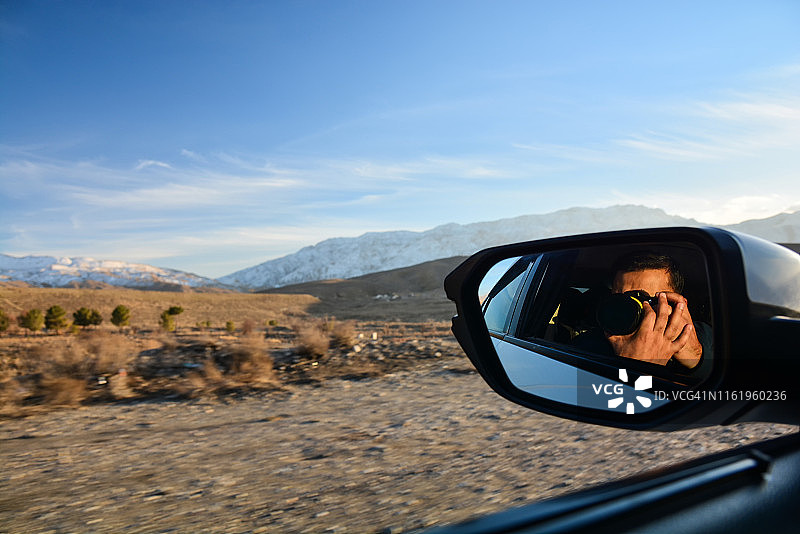 在白色汽车的后视镜中自拍，公路旅行图片素材