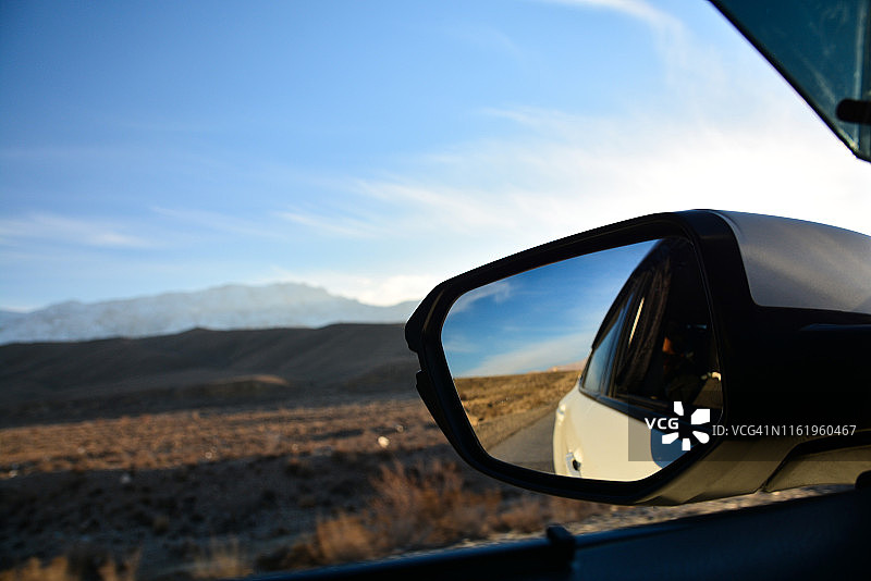 在白色汽车的后视镜中自拍，公路旅行图片素材