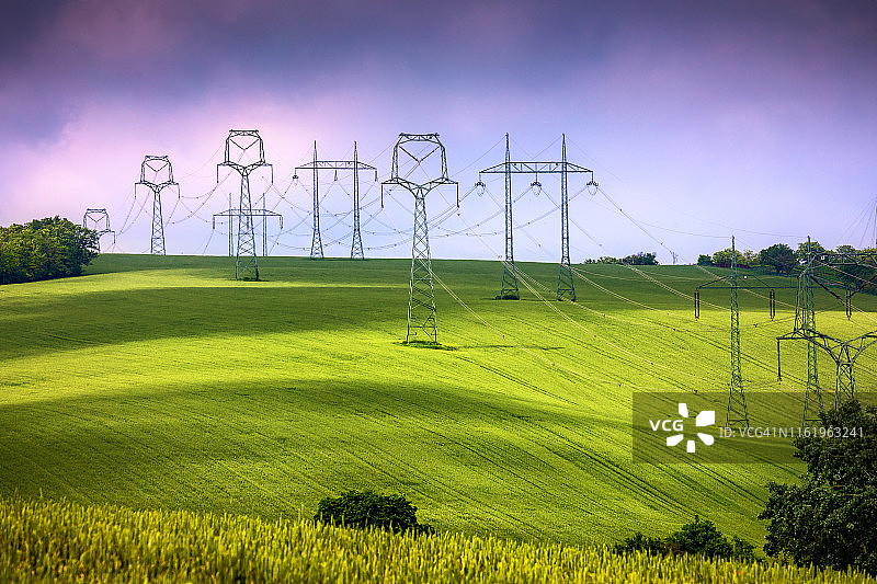 绿色摩拉维亚田野上的电力线图片素材