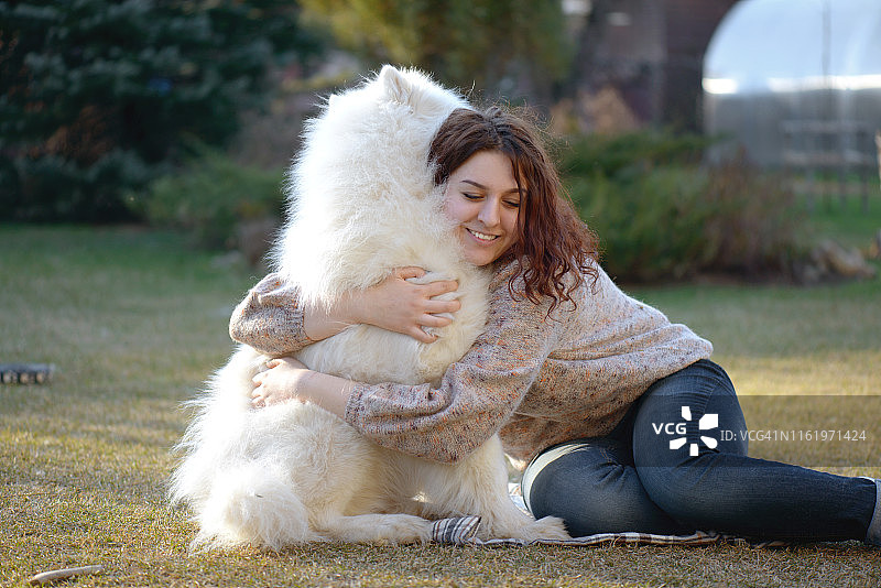 女人和萨摩耶犬（夏季）图片素材