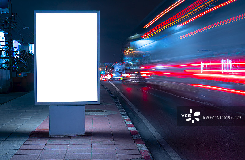 夜晚城市街道上的空白广告牌，户外广告图片素材