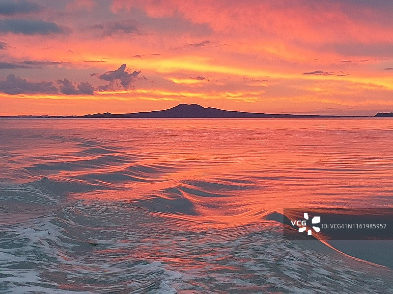 日落下的朗伊托托岛图片素材