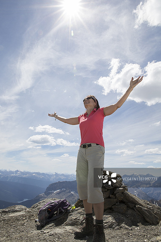年长女性在山顶庆祝图片素材
