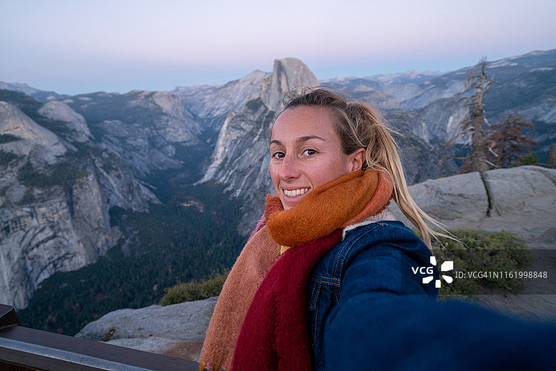 年轻女人在优胜美地山谷顶上自拍图片素材