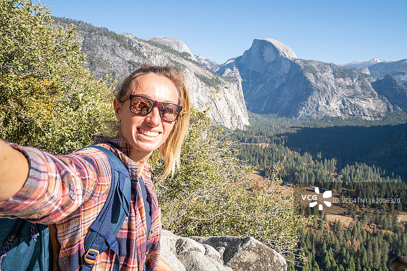 年轻女人在优胜美地山谷自拍图片素材