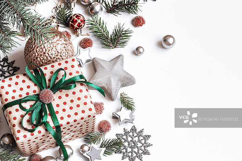 圣诞节主题构图：白色背景上的礼物、冷杉树枝和红色装饰品（2.5D）图片素材
