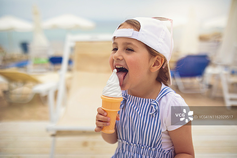 女孩模仿自己吃冰淇淋图片素材