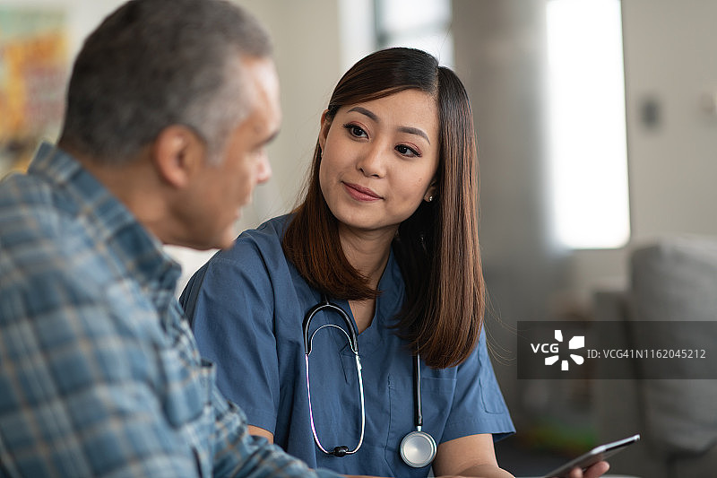 年轻医生和老年病人图片素材