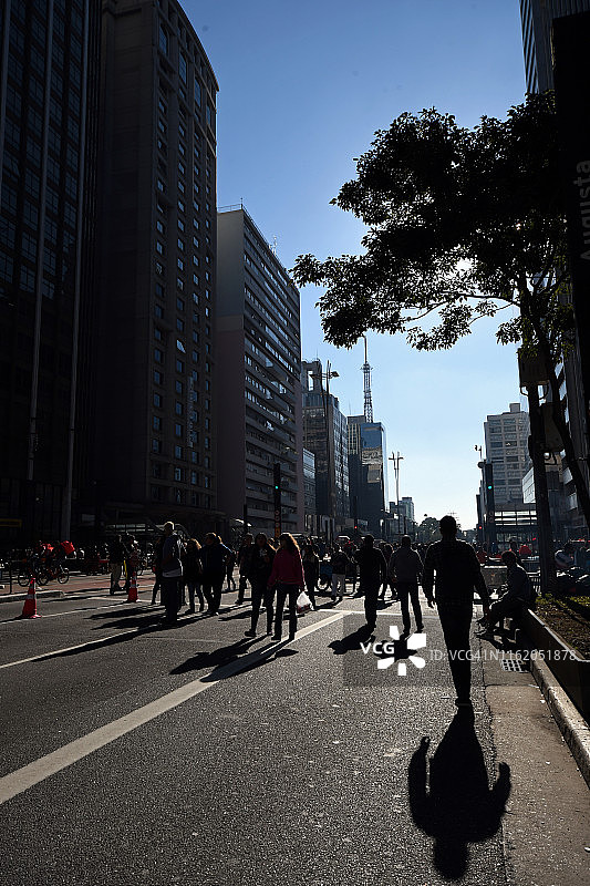 圣保罗市保利斯塔大街休闲时段的行人图片素材