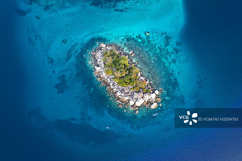 碧绿大海中的岛屿图片素材