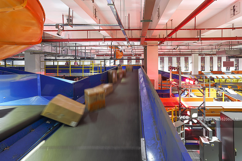 通过生产线分拣包裹图片素材