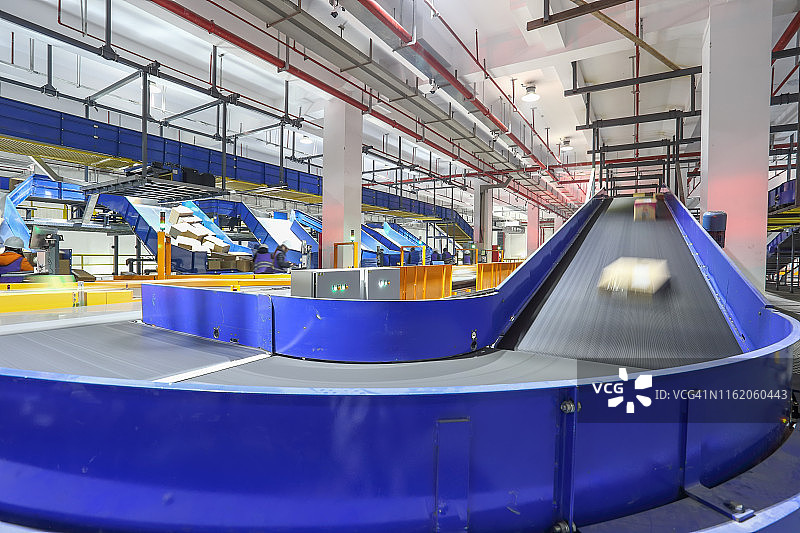 通过生产线分拣包裹图片素材