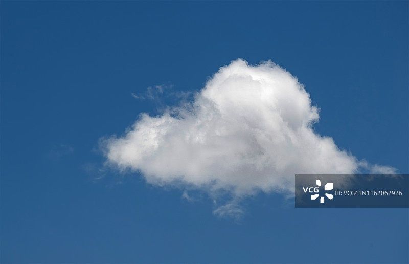 青藏公路上的白色云朵图片素材