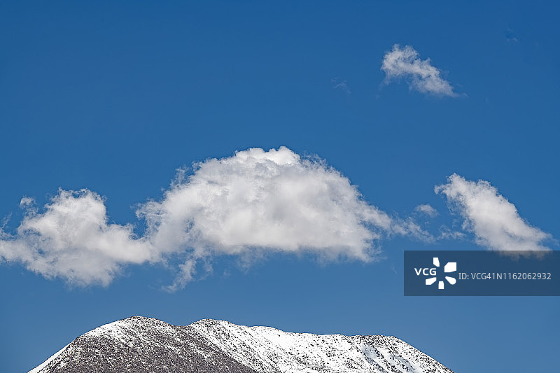 青藏公路上的白色云朵图片素材