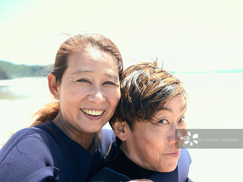 老妇人在海滩冲浪图片素材