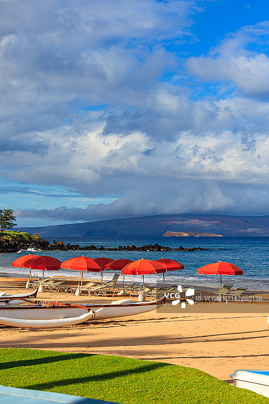 威雷亚海滩上的沙滩伞图片素材