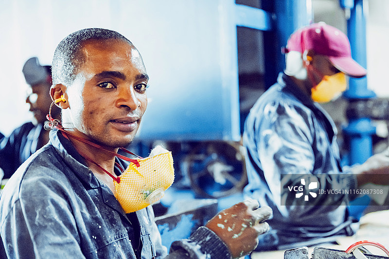非洲工厂里的非洲体力劳动者肖像图片素材