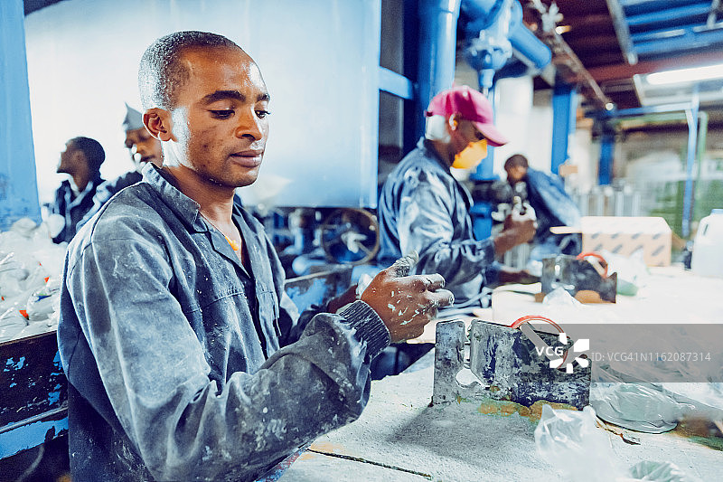 非洲工厂的体力劳动者图片素材