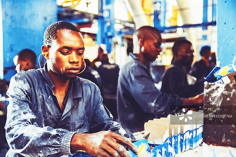 非洲工厂的工人图片素材