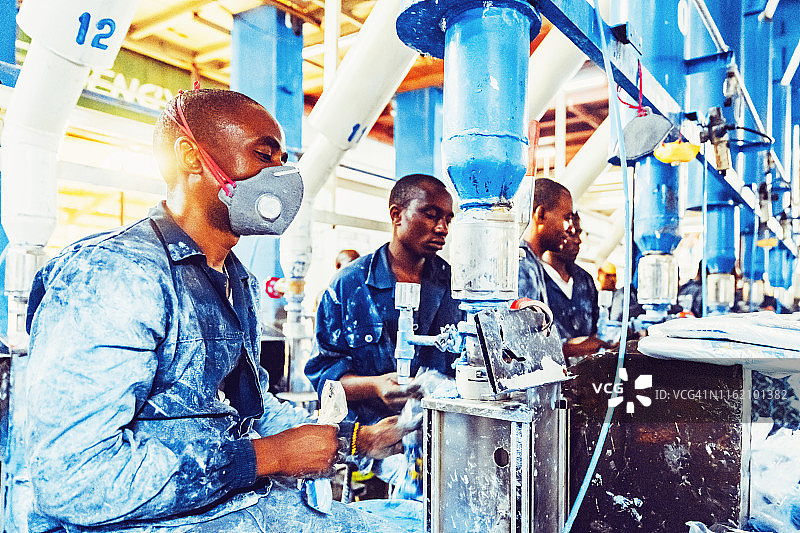 非洲工厂的工人图片素材
