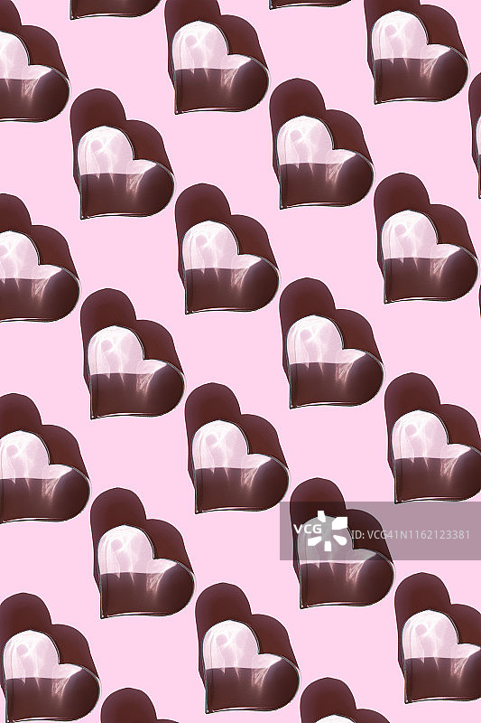 粉色背景上的重复心形图片素材