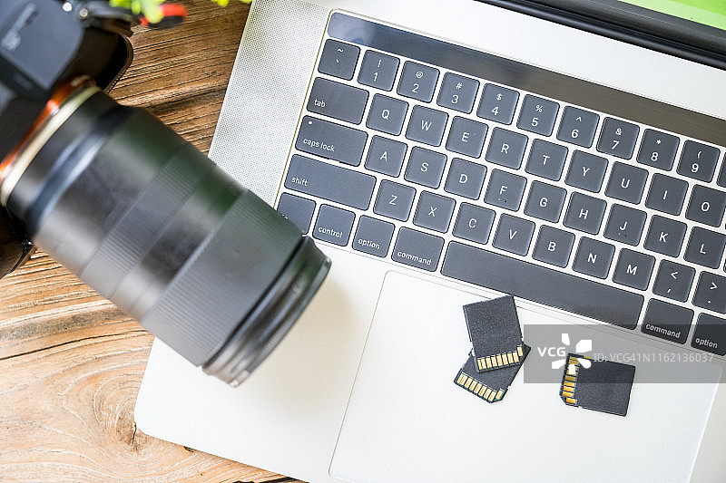 电脑上的数码相机记忆卡图片素材