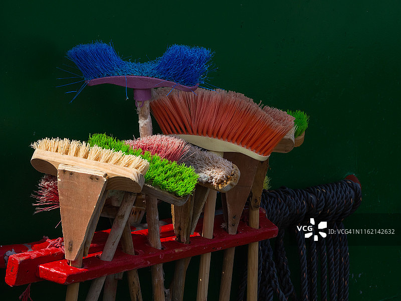 渔船甲板上不同颜色和尺寸的扫帚图片素材