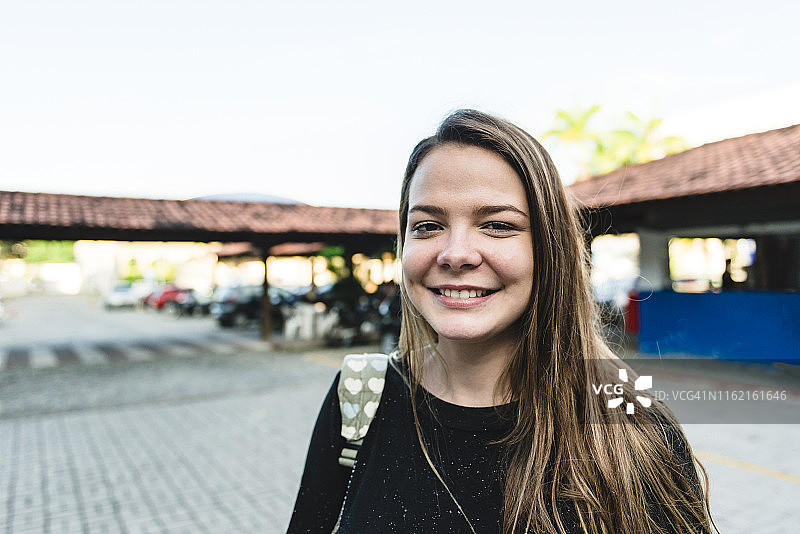 大学校园里的年轻女学生肖像图片素材