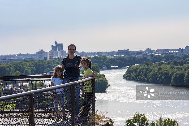 一家人欣赏贝尔格莱德全景，畅游东欧巴尔干文化国家图片素材