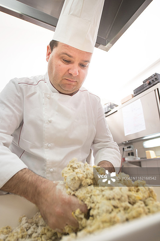 厨师揉捏玉米粥面团图片素材