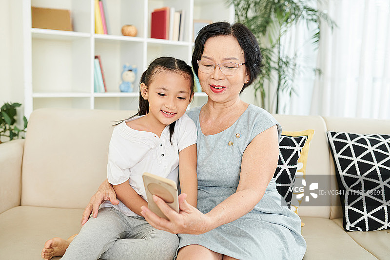 一家人使用手机图片素材